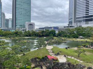 近くに来たついでに旧芝離宮公園も散策。駅の近くにこうした広い公園があるのも...