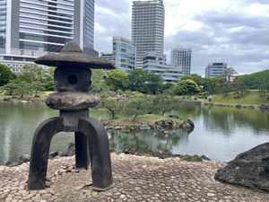 近くに来たついでに旧芝離宮公園も散策。駅の近くにこうした広い公園があるのも...