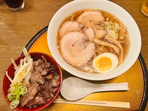 高山ラーメンと飛騨牛焼肉丼。
てながあしながにて。