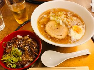 てながあしながの高山らーめんと飛騨牛の焼肉丼めちゃくちゃ美味かった