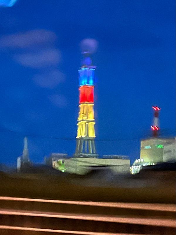 日本・宮城県「ハワイアンズ」の写真：車窓から。何かと思ったら発電所だって。火...