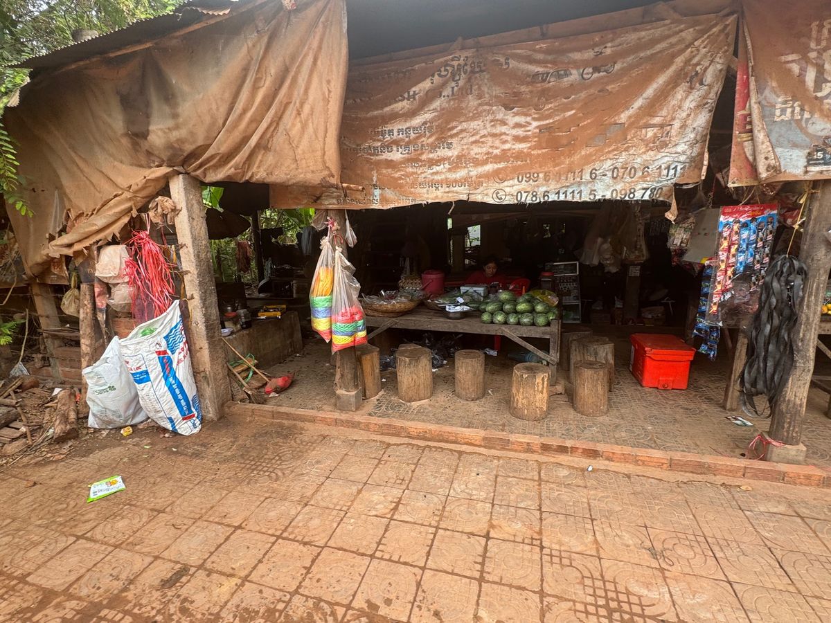 繁華街を外れると土の道路🛣️にびっくりしました🫢
