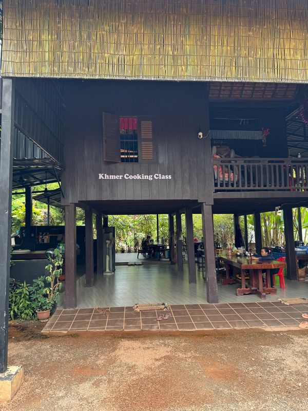 ベトナム・#ハノイ「世界遺産🌍アンコールワットを歩く🚶」の写真：クメール料理教室内
野菜が自家栽培で大変...