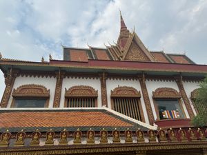 この街は寺院🛕だけでなく、モスク🕌も存在する。建物もなんか似ていてたまに間...