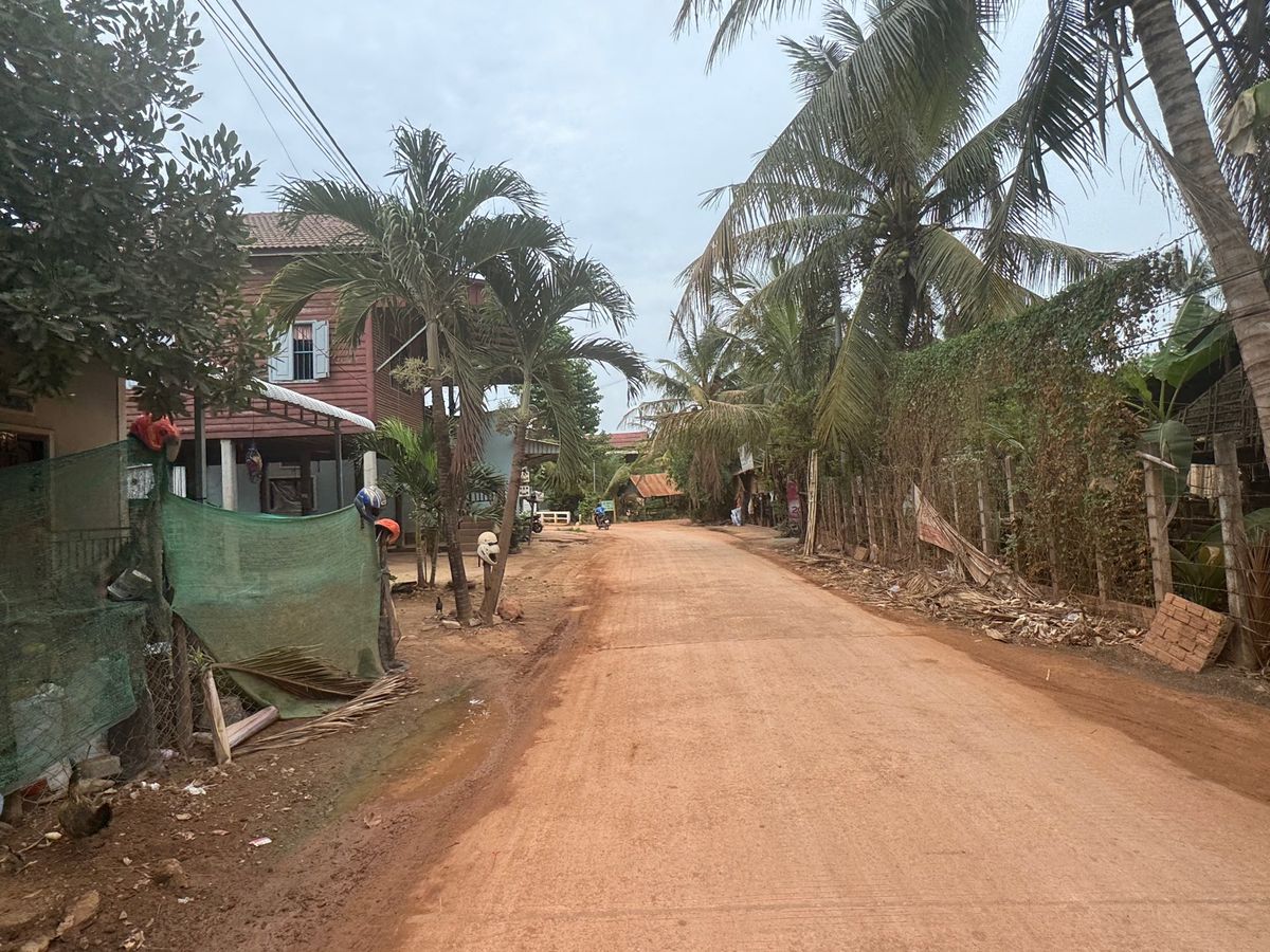 繁華街を外れると土の道路🛣️にびっくりしました🫢