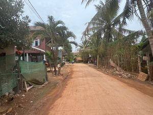 繁華街を外れると土の道路🛣️にびっくりしました🫢