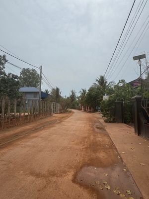 繁華街を外れると土の道路🛣️にびっくりしました🫢