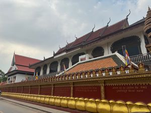 この街は寺院🛕だけでなく、モスク🕌も存在する。建物もなんか似ていてたまに間...