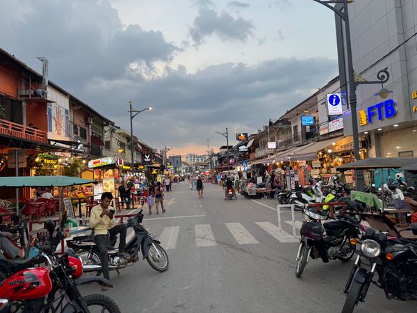 ベトナム・#ハノイ「世界遺産🌍アンコールワットを歩く🚶」の写真：シェムリアップのパブストリートから外れた...