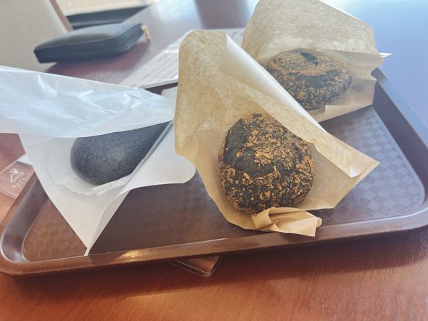 日本・箱根「箱根日帰り旅」の写真：Lunch
黒カレーパンとぶた黒ドッグ