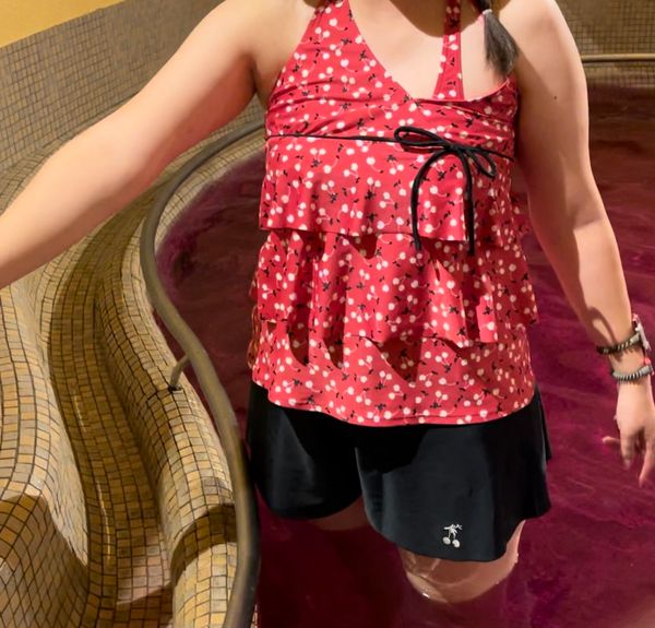 日本・箱根「箱根日帰り旅」の写真：ワイン風呂での写真
水着、変なことになっ...