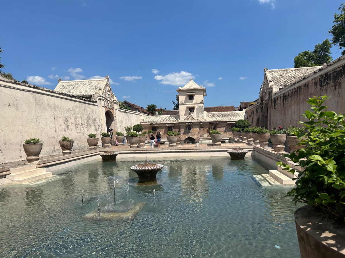 ジョグジャカルタ旅行8/12 3日目
ジョグジャカルタ市街観光へ
世界遺産...