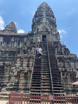 シェムリアップのメインイベント！
アジア三大仏教遺跡
〜アンコールワット〜...