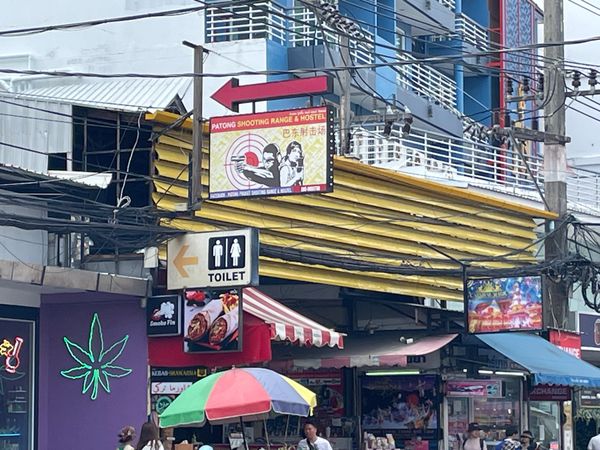 タイ・「プーケット」「シミラン諸島」「プーケットとアンコールワット」の写真：銃社会を物語るタイの射撃場
モールの奥に...