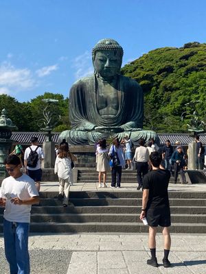 露座の大仏。
今日は2校が記念写真。