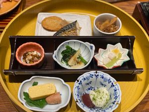 旅館で出たお食事たち。朝もサラダとかはビュッフェだけど、メインは運んできて...