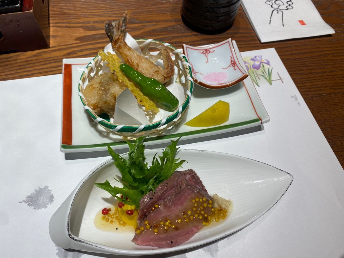 旅館で出たお食事たち。朝もサラダとかはビュッフェだけど、メインは運んできて...