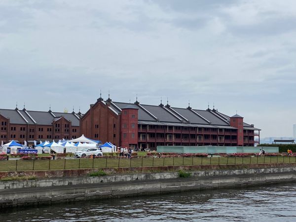 日本・神奈川県「赤レンガ倉庫」の写真：赤レンガ倉庫でランチしました。
人、人、...