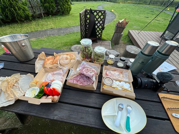 日本・千葉県「農園リゾートザファーム（The Farm）」の写真：夕飯はかずさ和牛ステーキのBBQ

チキ...