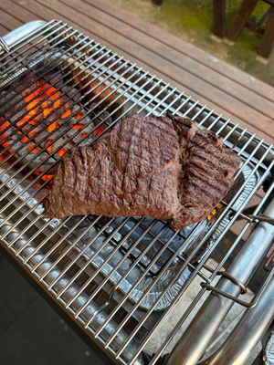 夕飯はかずさ和牛ステーキのBBQ

チキンや豚、ソーセージなどもあり、サラ...