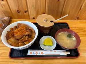 釧路和商市場でのっけ丼、帯広で豚丼合盛り、小樽でウニ丼食べ比べ、札幌で味噌...