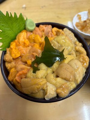 釧路和商市場でのっけ丼、帯広で豚丼合盛り、小樽でウニ丼食べ比べ、札幌で味噌...