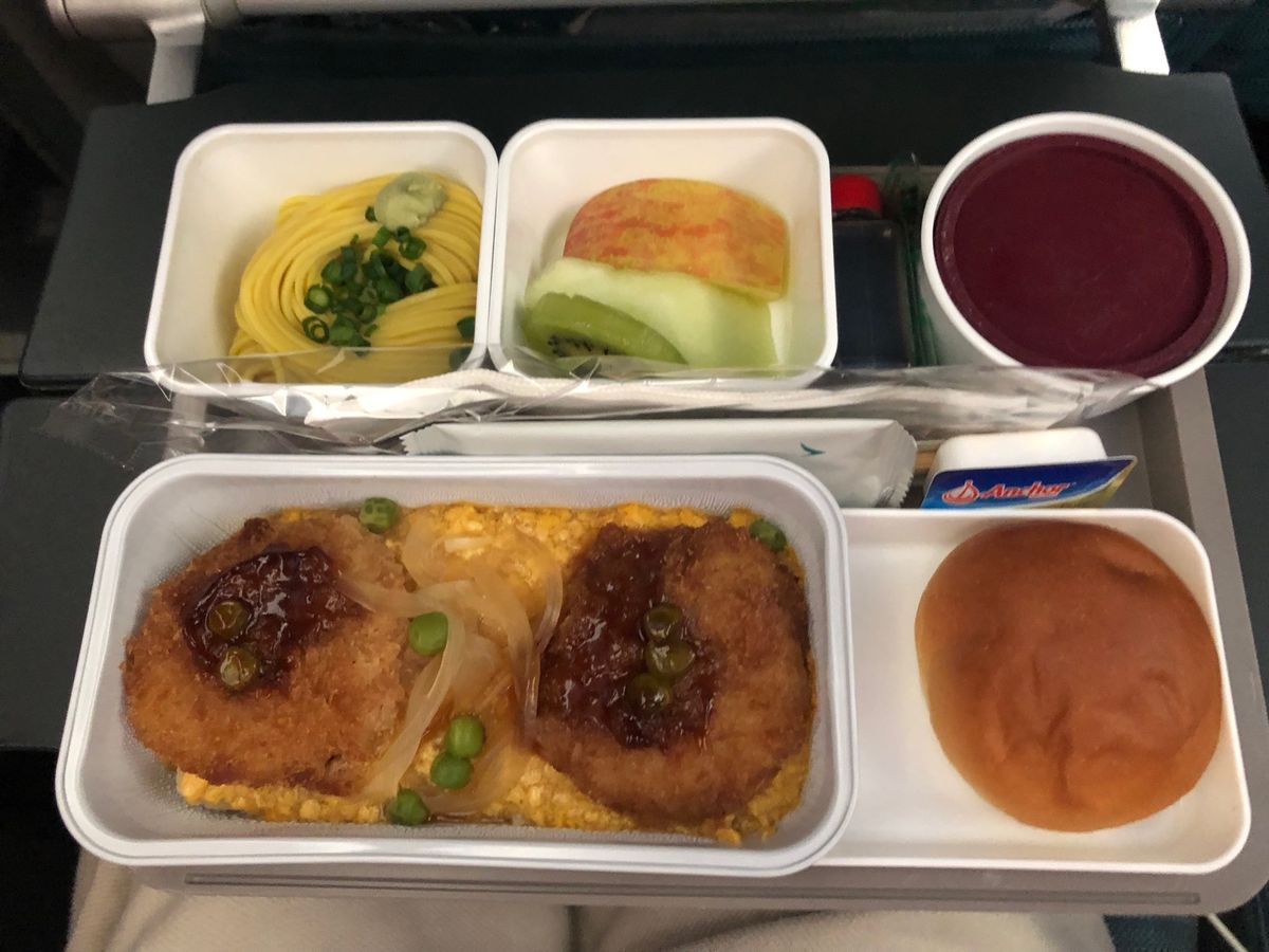 機内サアビス
まだ午前中なので普段は飲まないのですけど、生力があるので頼ん...