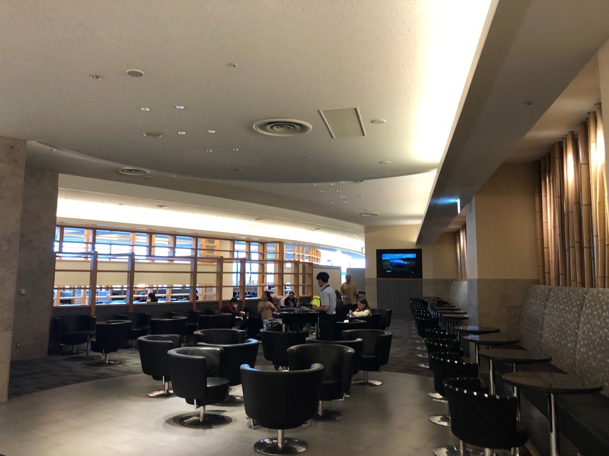 きょうのフライトはキャセイなのでキャセイラウンジ
元アメリカンのアドミラル...