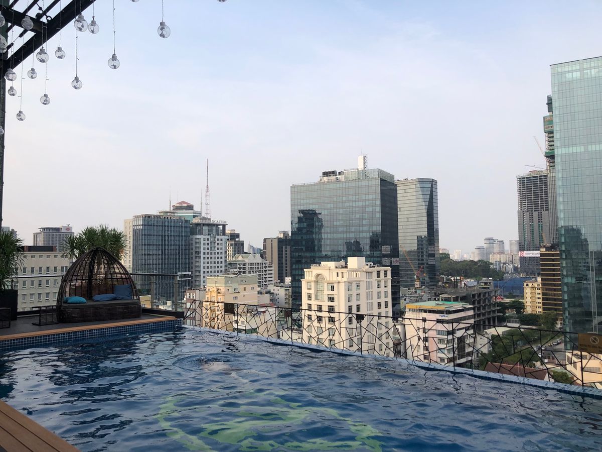 ランチのあとはホテルのプールでのんびりと