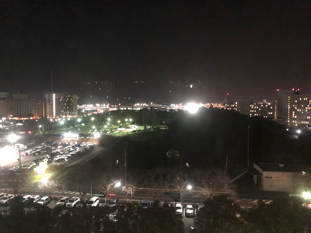 仕事終わらせNEXに飛び乗り、前泊する定宿へ