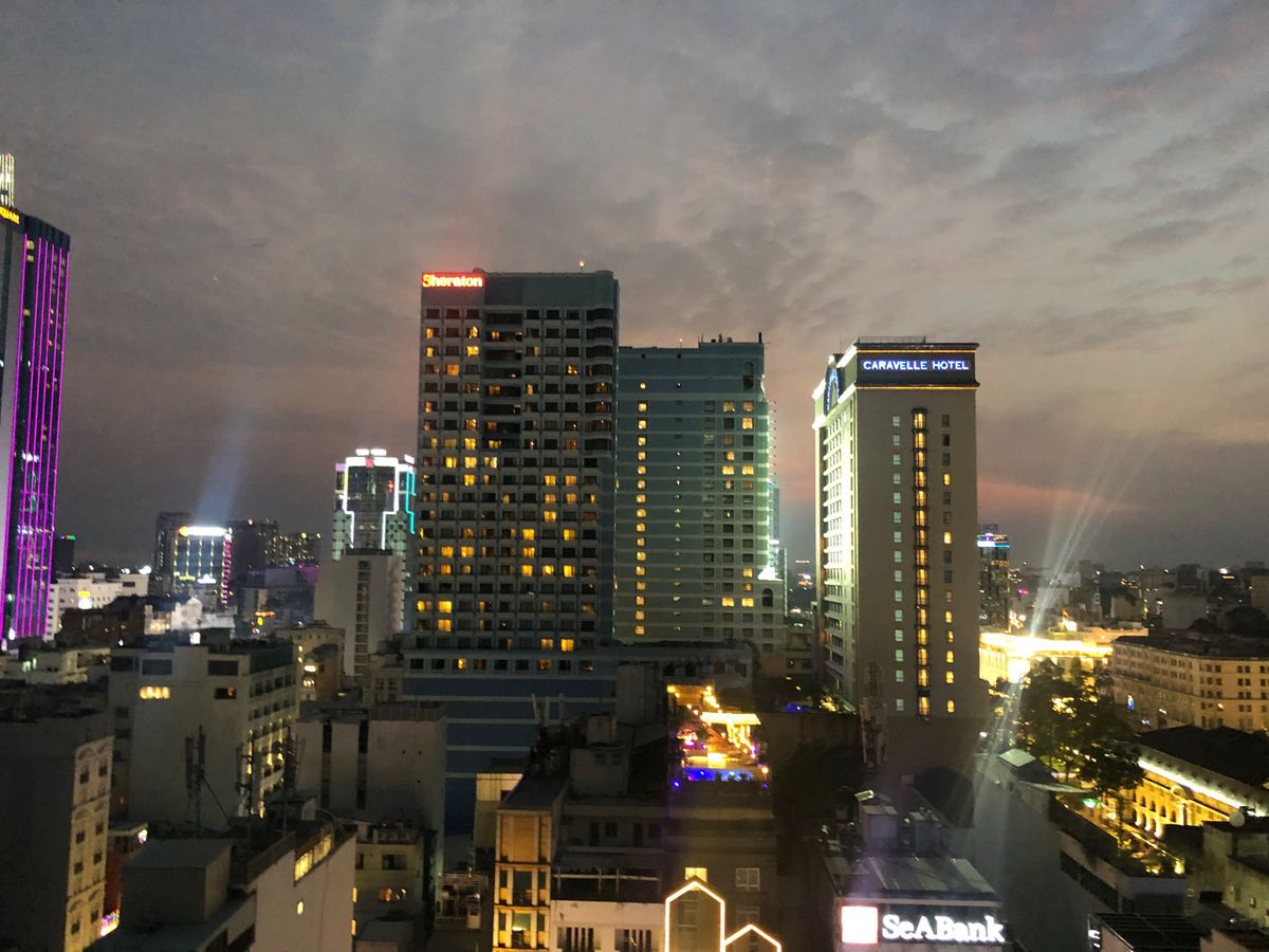 日も暮れてきたので、プールに併設されているバーで一杯