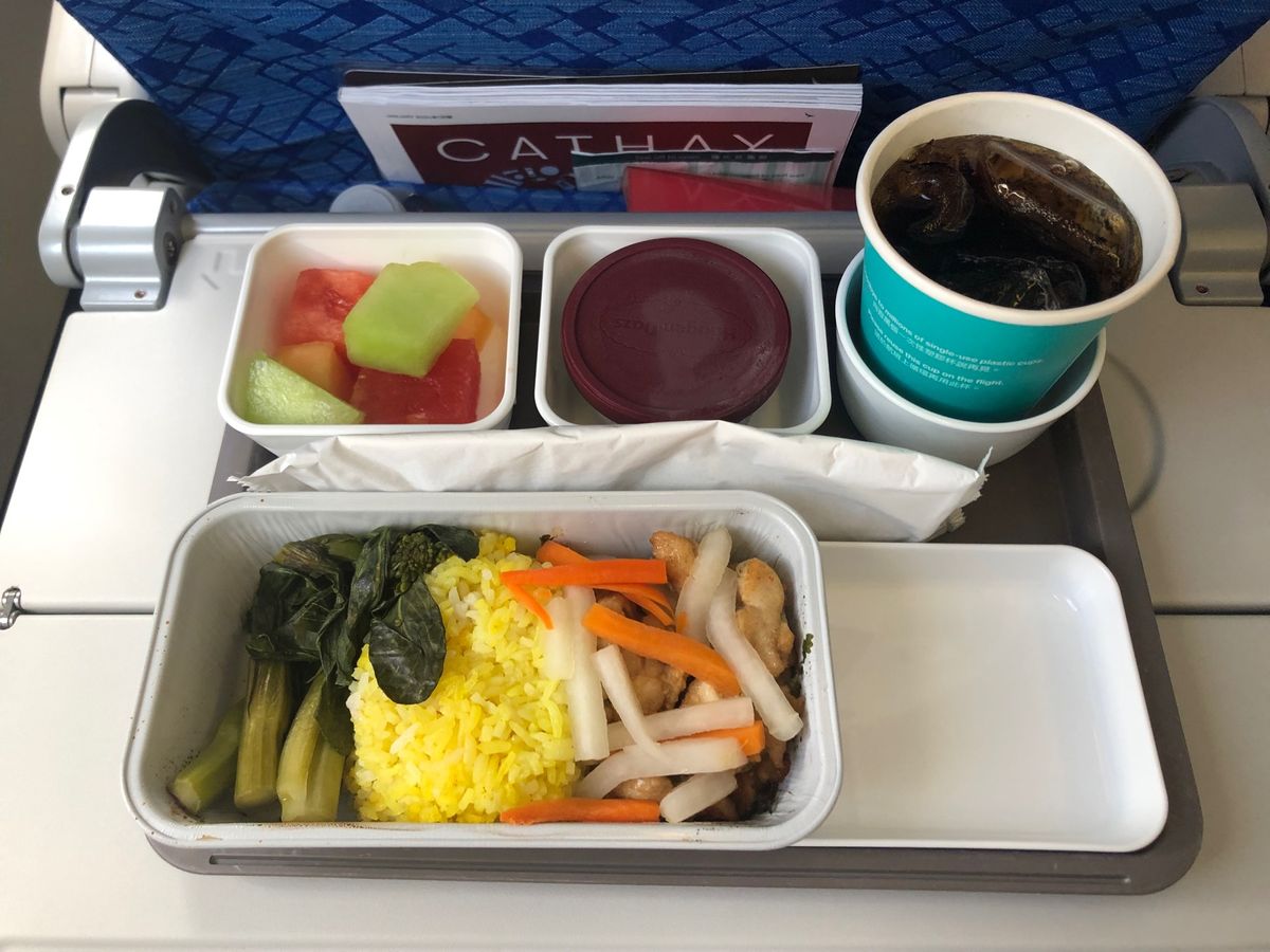 ヒコウキになんらかのトラブルがあり、約1時間遅れ

乗り継ぎのフライトまで...