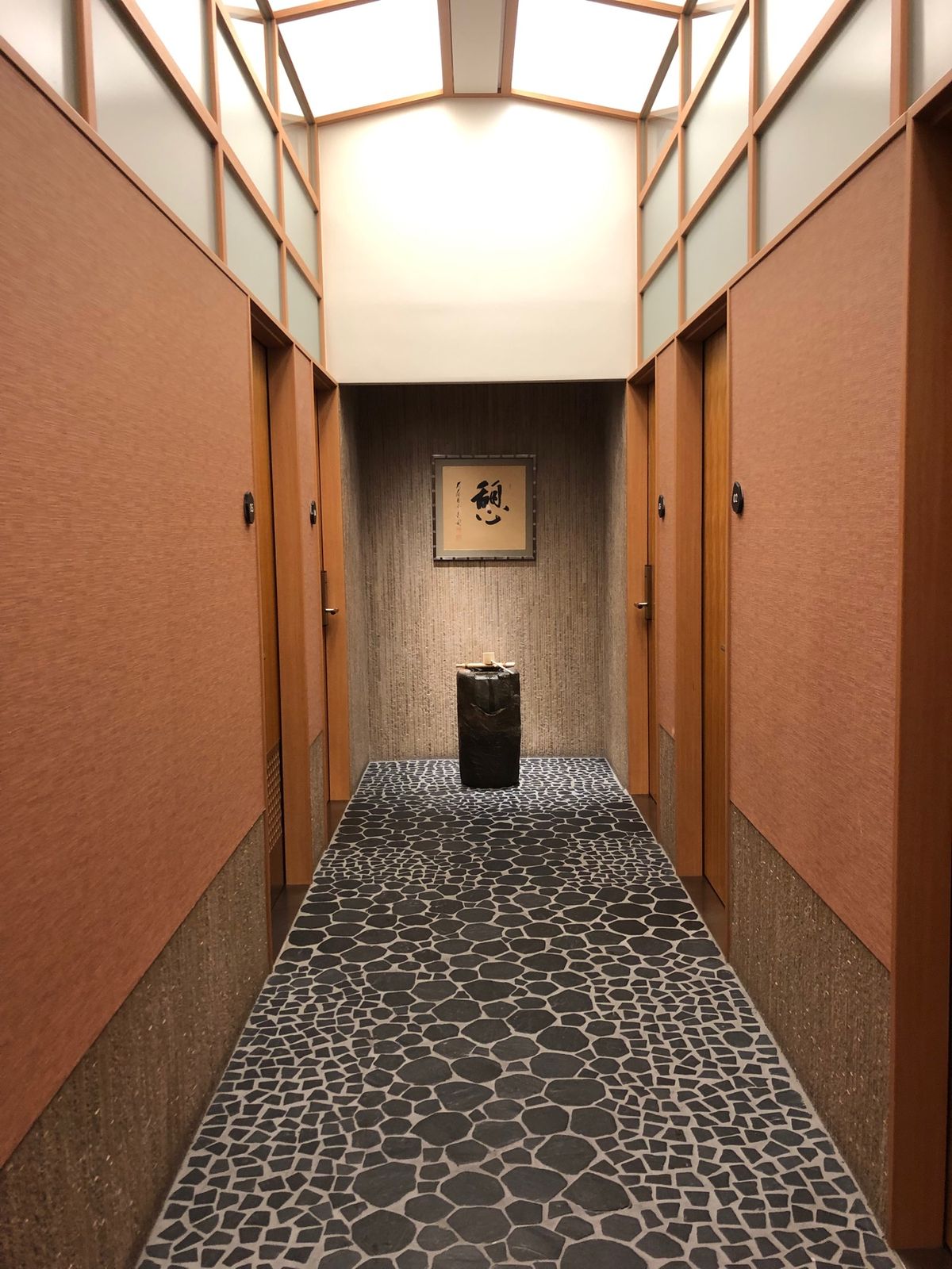 きょうのフライトはキャセイなのでキャセイラウンジ
元アメリカンのアドミラル...