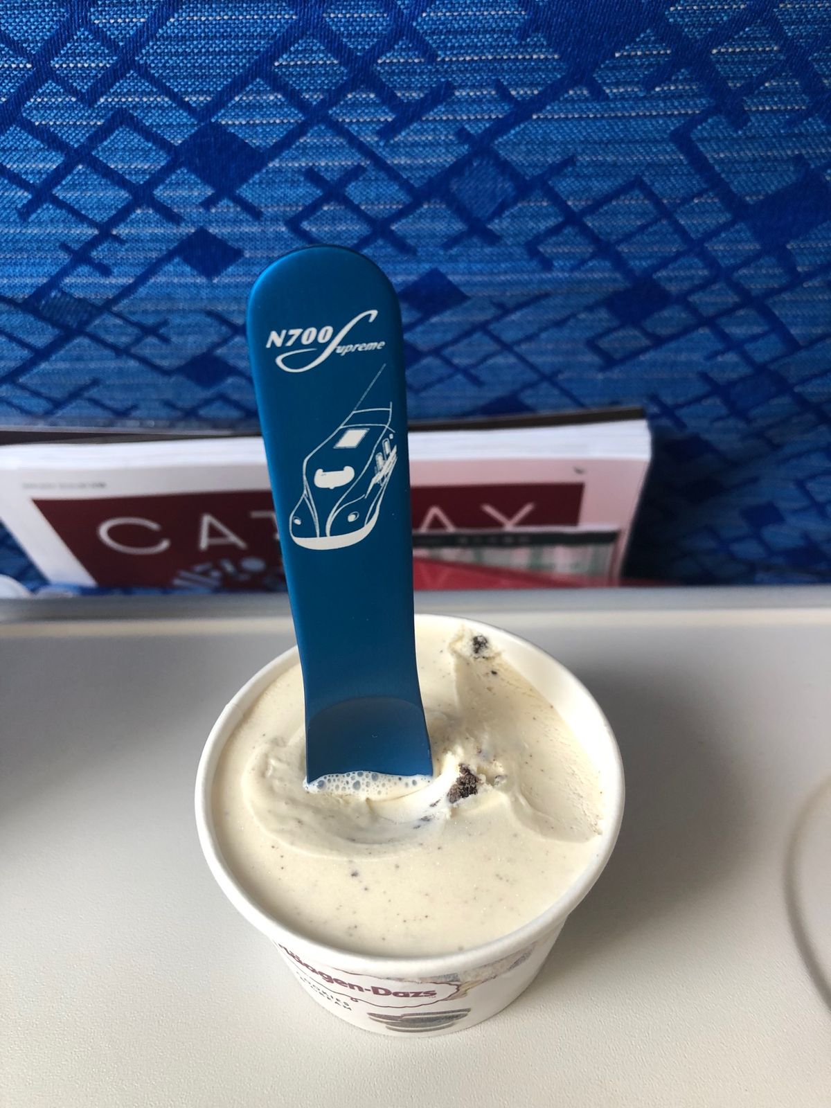 ヒコウキになんらかのトラブルがあり、約1時間遅れ

乗り継ぎのフライトまで...