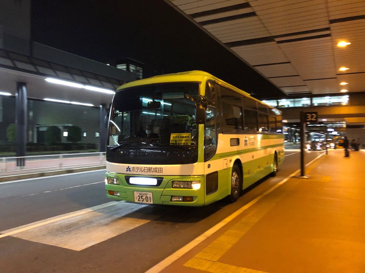 仕事終わらせNEXに飛び乗り、前泊する定宿へ