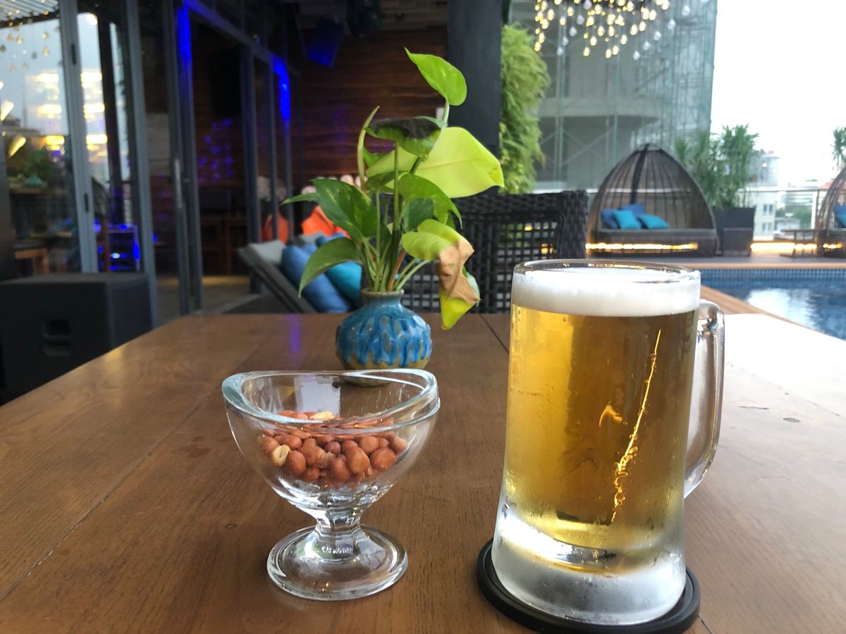 日も暮れてきたので、プールに併設されているバーで一杯