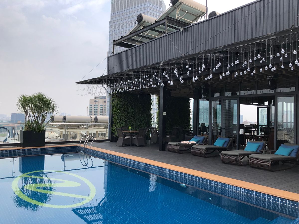 ランチのあとはホテルのプールでのんびりと