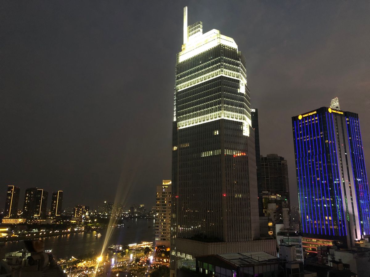 日も暮れてきたので、プールに併設されているバーで一杯