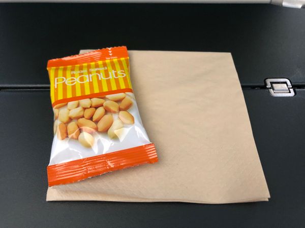 香港・香港「2024.01SGN」の写真：機内サアビス
まだ午前中なので普段は飲ま...