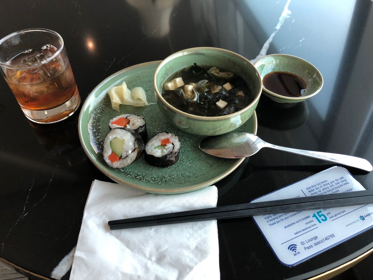 grabで空港まできて、ラウンジで休憩
巻き寿司とお味噌汁でつなぎ

乗る...