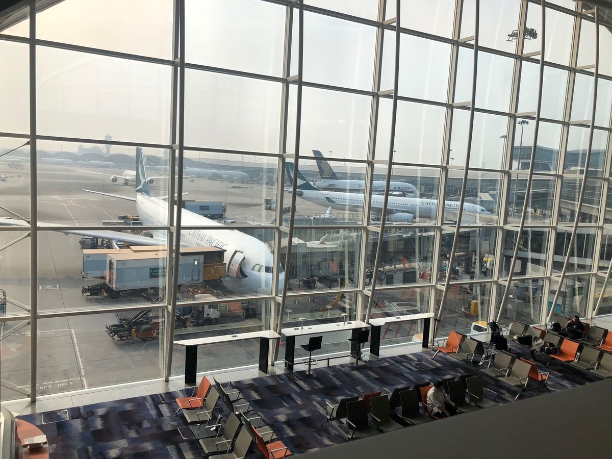 香港着
乗り継ぎです
ウイングで少憩

港区女子と学者さんみたいなオジサン...