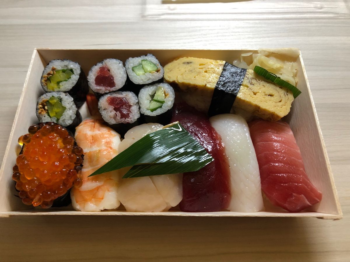 とりあえずホテルのバーでウエルカムドリンク
隣のお鮨屋さんに遷座してお造り...