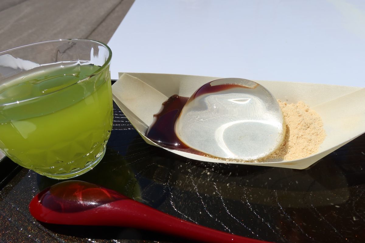 京極ふきだし公園の甘味処江守で水まんじゅうを食べたあと、お昼は名水うどん野...