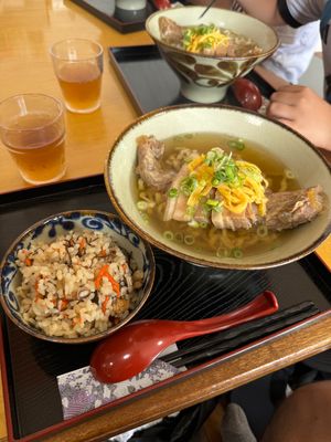 来間島　沖縄そば　まるかみ

めっちゃ美味かった〜。沖縄そばとういうか、出...