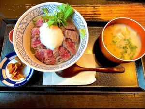 Day4-1
熊本城に登って赤牛丼を頂きました！
美味かったぁ
友人とここ...