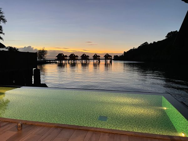 パラオ・コロール「パラオ在住記🇵🇼パラオ一のリゾートホテル」の写真：海に沈むサンセット
周りには街灯がないの...