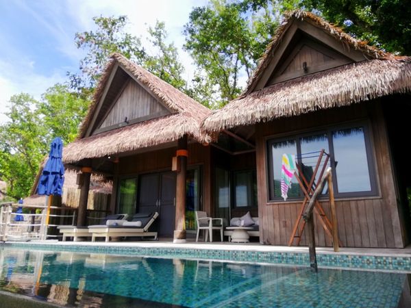 パラオ・コロール「パラオ在住記🇵🇼パラオ一のリゾートホテル」の写真：プールヴィラの先には、水中バンガローのお...