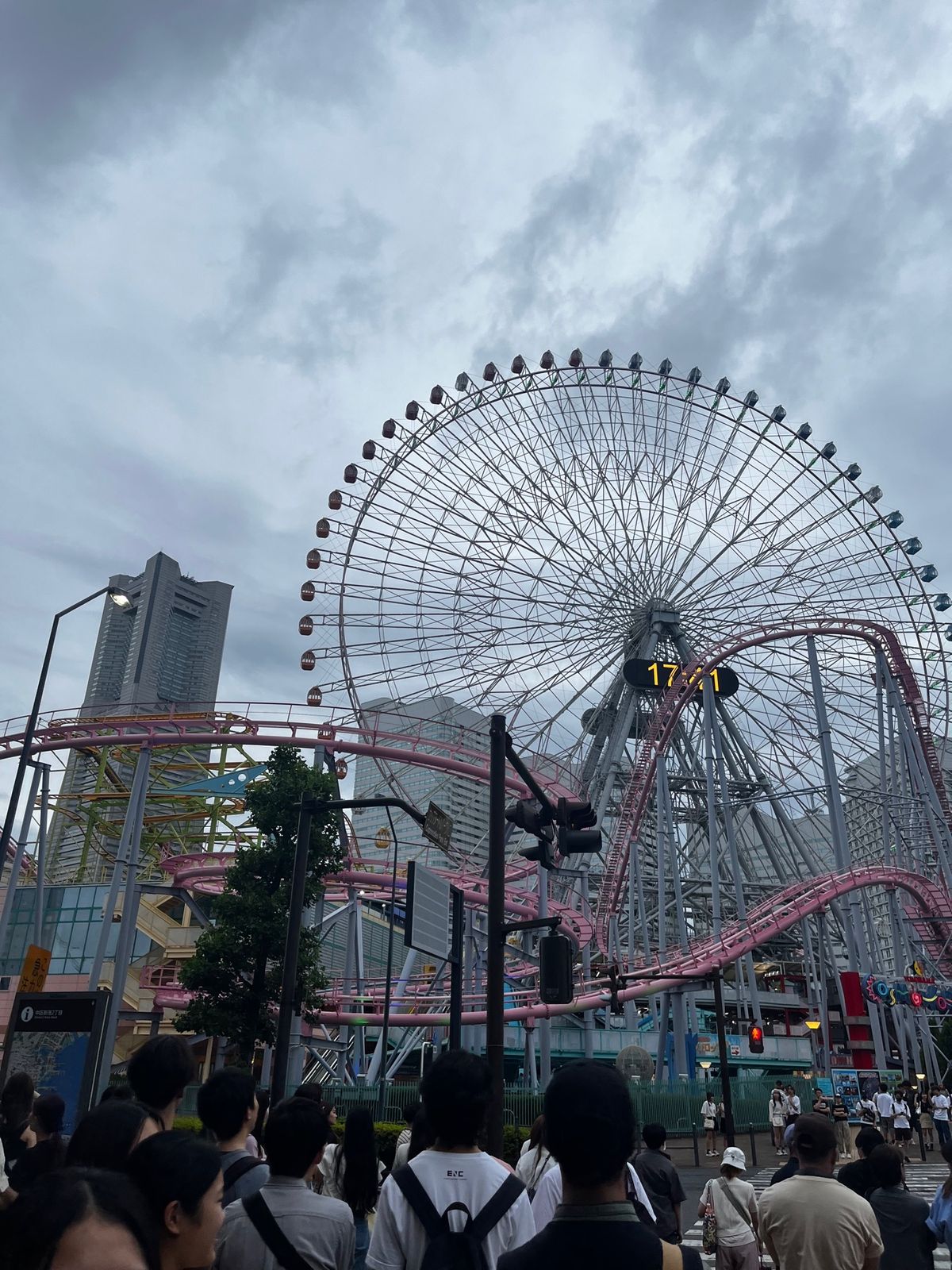 横浜コスモワールド
急な雨でアトラクションに乗れなかったけど、去年ニノが出...