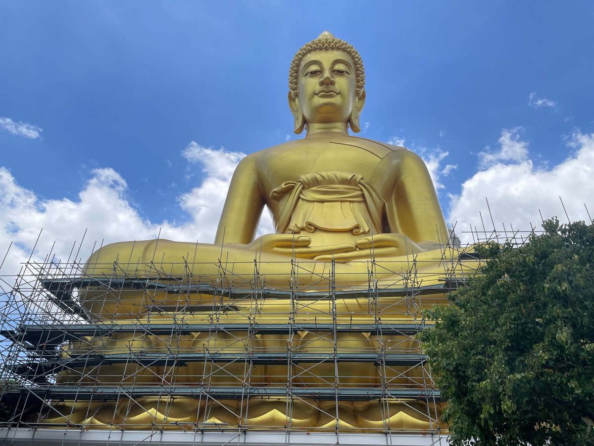 ワット・パークナム

アートのような美しいエメラルドの天井画だった。黄金の...