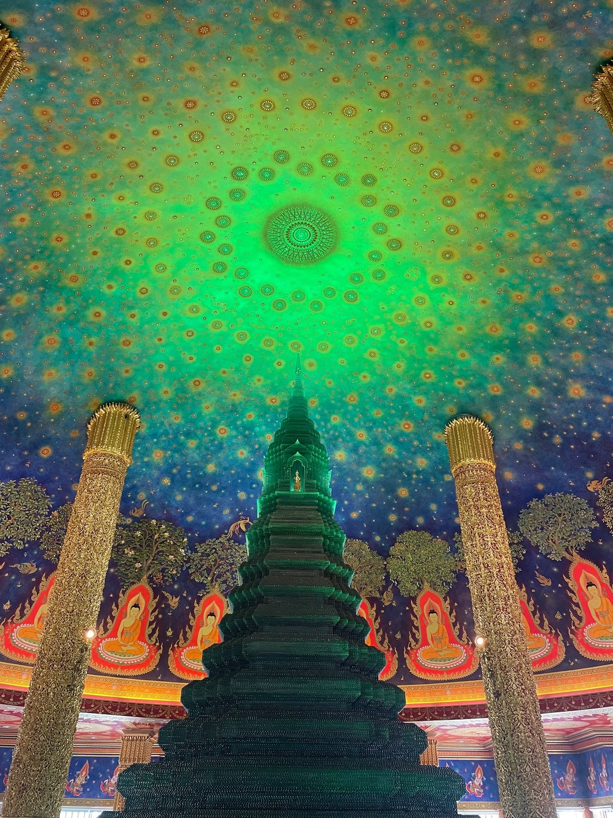ワット・パークナム

アートのような美しいエメラルドの天井画だった。黄金の...
